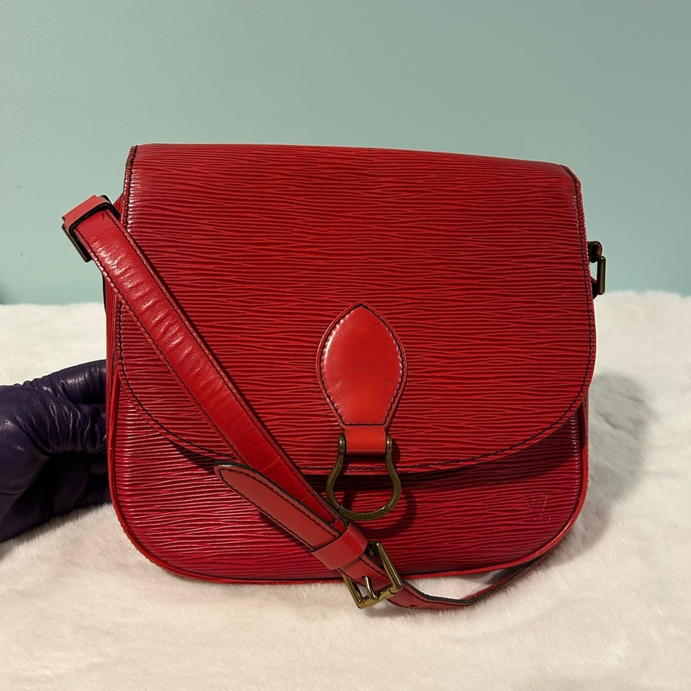 Louis Vuitton St Cloud in Red Epi MM size. Great condition vintage piece.
